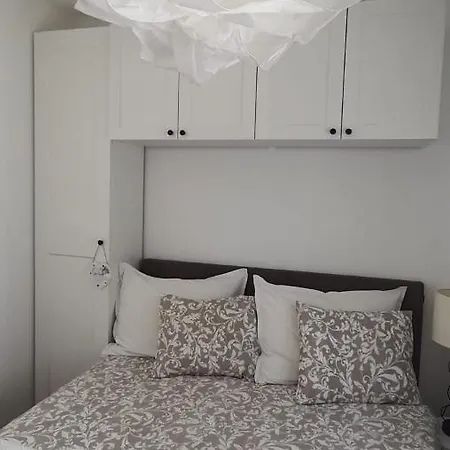 Lili Apartment Split
